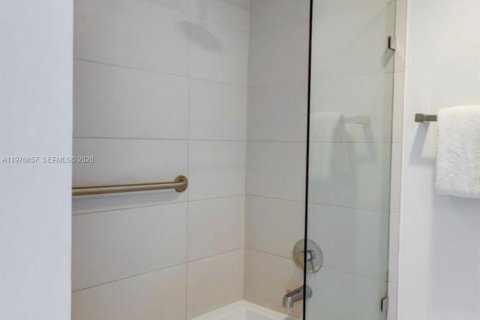 Condo in Hallandale Beach, Florida, 2 bedrooms  № 2042423 - photo 9