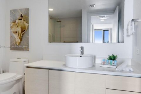 Condo in Hallandale Beach, Florida, 2 bedrooms  № 2042423 - photo 7