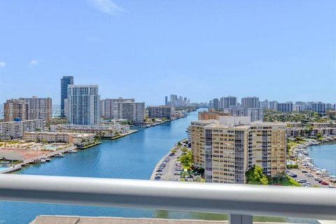 Condo in Hallandale Beach, Florida, 2 bedrooms  № 2042423 - photo 1