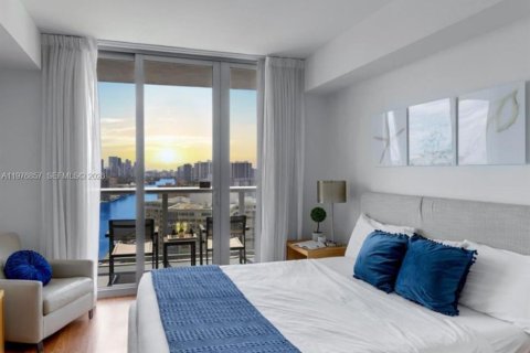 Condo in Hallandale Beach, Florida, 2 bedrooms  № 2042423 - photo 3