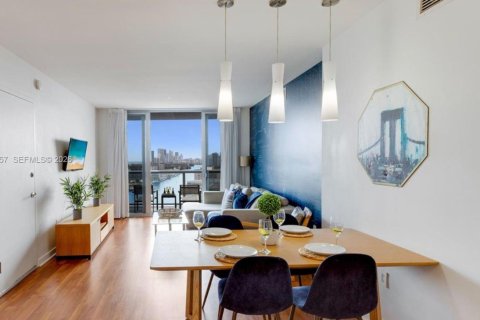 Condo in Hallandale Beach, Florida, 2 bedrooms  № 2042423 - photo 13