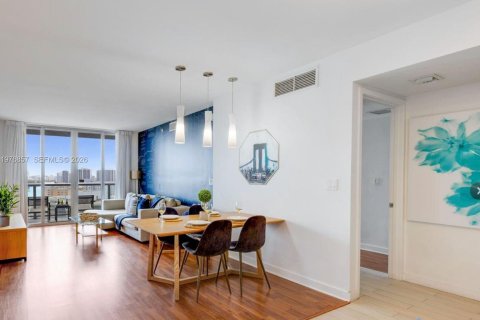 Condo in Hallandale Beach, Florida, 2 bedrooms  № 2042423 - photo 16