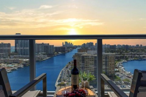 Condo in Hallandale Beach, Florida, 2 bedrooms  № 2042423 - photo 2