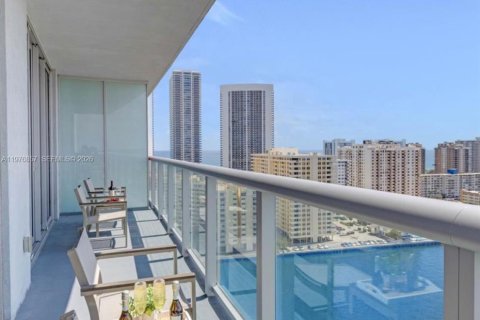 Condo in Hallandale Beach, Florida, 2 bedrooms  № 2042423 - photo 11