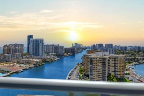 Condo in Hallandale Beach, Florida, 2 bedrooms  № 2042423 - photo 14