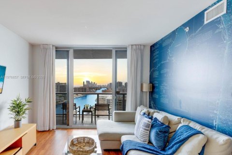 Condo in Hallandale Beach, Florida, 2 bedrooms  № 2042423 - photo 15