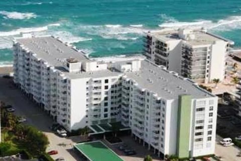 Copropriété à louer à Palm Beach, Floride: 2 chambres, 138.98 m2 № 2417643 - photo 2