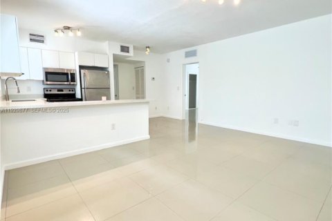 Снять в аренду квартиру в Майами-Бич, Флорида 1 спальня, 77.11м2, № 2034686 - фото 6