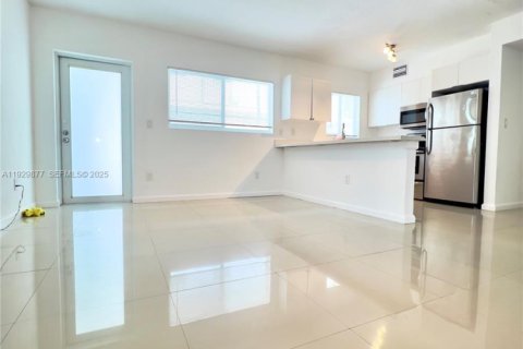 Снять в аренду квартиру в Майами-Бич, Флорида 1 спальня, 77.11м2, № 2034686 - фото 2
