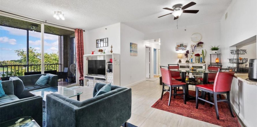 Кондоминиум с 3 спальнями в Дорал, Флорида № 1995243