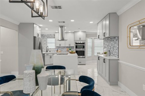 Купить виллу или дом в Уиндермир, Флорида 9 комнат, 259.29м2, № 1826362 - фото 11