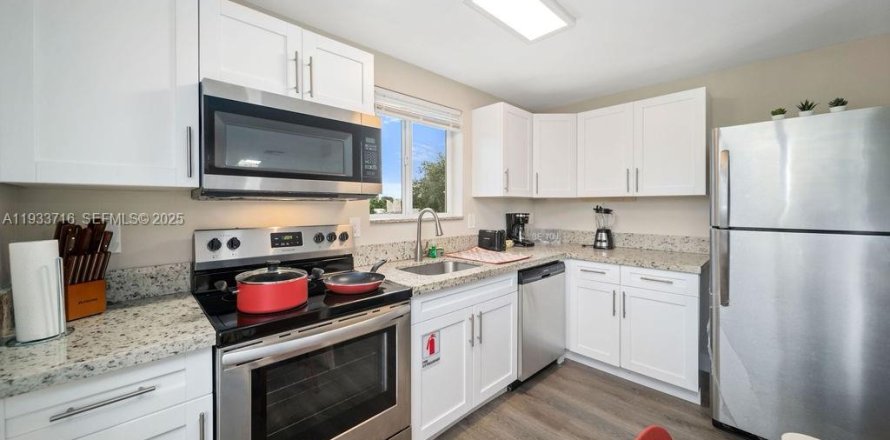 Дом в Холливуд, Флорида 2 спальни, 74.32м2 № 1991992