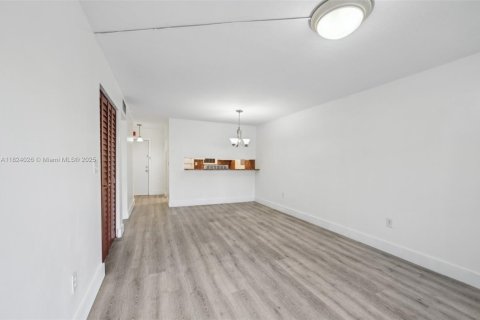 Copropriété à vendre à Miami, Floride: 2 chambres, 72 m2 № 1949296 - photo 6