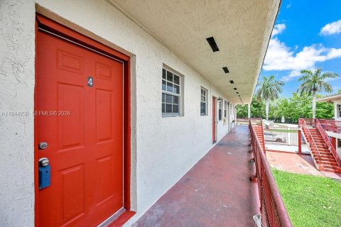 Condominio en alquiler en Opa-locka, Florida, 3 dormitorios, 98.1 m2 № 2054888 - foto 9