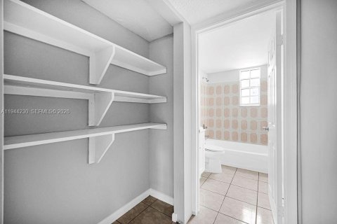 Condominio en alquiler en Opa-locka, Florida, 3 dormitorios, 98.1 m2 № 2054888 - foto 17