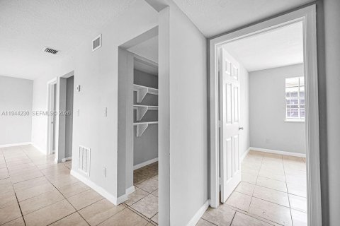 Condominio en alquiler en Opa-locka, Florida, 3 dormitorios, 98.1 m2 № 2054888 - foto 21