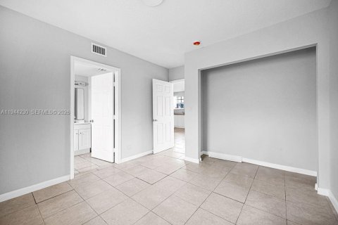 Condominio en alquiler en Opa-locka, Florida, 3 dormitorios, 98.1 m2 № 2054888 - foto 30
