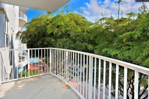 Снять в аренду квартиру в Норт-Бей-Виллидж, Флорида 2 спальни, 98.1м2, № 1983471 - фото 11
