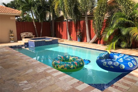 Villa ou maison à louer à Miami Lakes, Floride: 4 chambres, 166.02 m2 № 2017409 - photo 2