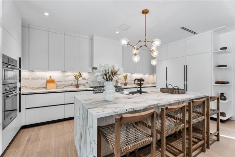 House in South Miami, Florida 5 bedrooms, 402.73 sq.m. № 1953801 - photo 18