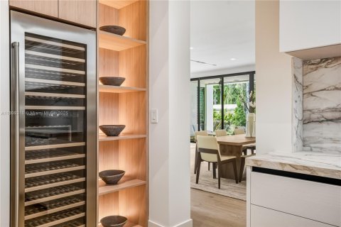 House in South Miami, Florida 5 bedrooms, 402.73 sq.m. № 1953801 - photo 12