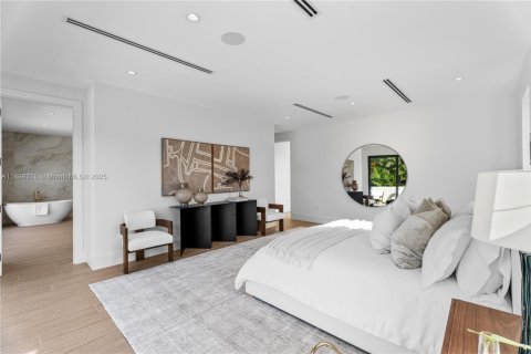 House in South Miami, Florida 5 bedrooms, 402.73 sq.m. № 1953801 - photo 29
