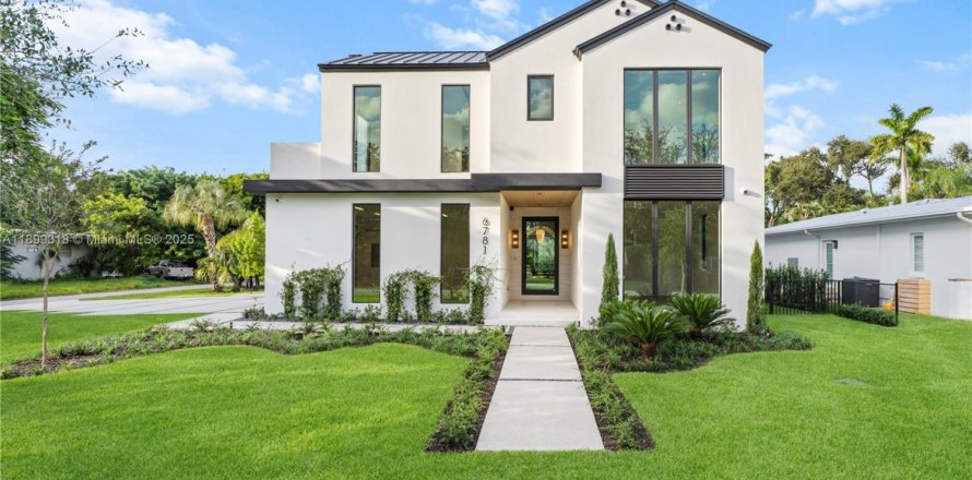 House in South Miami, Florida 5 bedrooms, 402.73 sq.m. № 1953801