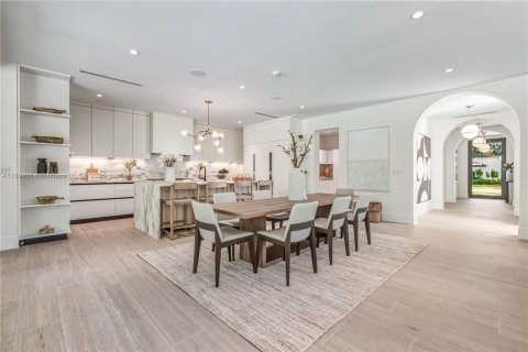 House in South Miami, Florida 5 bedrooms, 402.73 sq.m. № 1953801 - photo 6