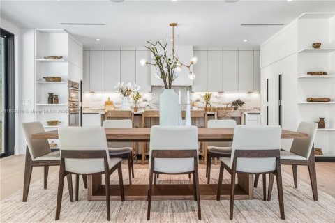 House in South Miami, Florida 5 bedrooms, 402.73 sq.m. № 1953801 - photo 16