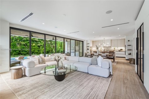 House in South Miami, Florida 5 bedrooms, 402.73 sq.m. № 1953801 - photo 4