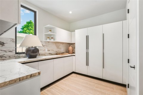 House in South Miami, Florida 5 bedrooms, 402.73 sq.m. № 1953801 - photo 13