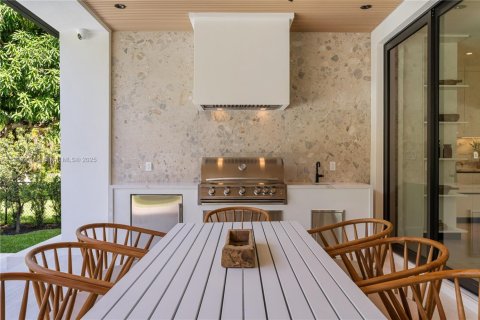 House in South Miami, Florida 5 bedrooms, 402.73 sq.m. № 1953801 - photo 20