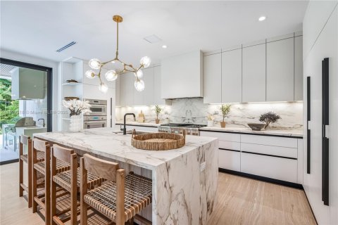 House in South Miami, Florida 5 bedrooms, 402.73 sq.m. № 1953801 - photo 5