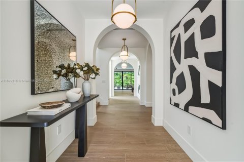 House in South Miami, Florida 5 bedrooms, 402.73 sq.m. № 1953801 - photo 14