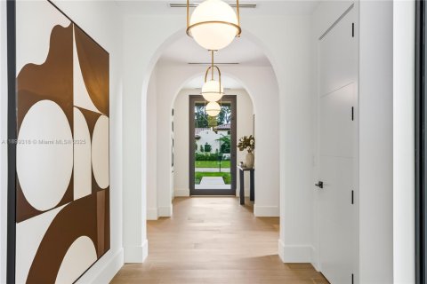 House in South Miami, Florida 5 bedrooms, 402.73 sq.m. № 1953801 - photo 15