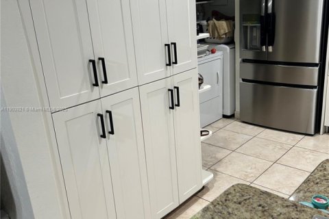 Casa en venta en Hialeah, Florida, 3 dormitorios, 121.14 m2 № 1954624 - foto 5