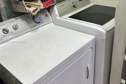 Casa en venta en Hialeah, Florida, 3 dormitorios, 121.14 m2 № 1954624 - foto 6