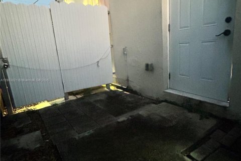 Casa en venta en Hialeah, Florida, 3 dormitorios, 121.14 m2 № 1954624 - foto 14