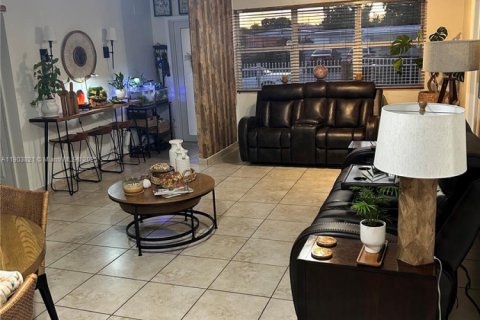 Casa en venta en Hialeah, Florida, 3 dormitorios, 121.14 m2 № 1954624 - foto 2