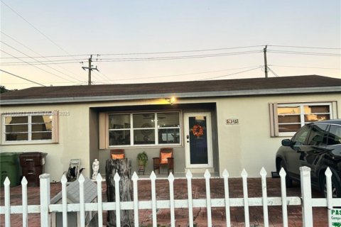 Casa en venta en Hialeah, Florida, 3 dormitorios, 121.14 m2 № 1954624 - foto 1