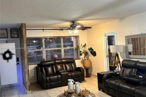 Casa en venta en Hialeah, Florida, 3 dormitorios, 121.14 m2 № 1954624 - foto 3