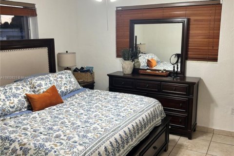 Casa en venta en Hialeah, Florida, 3 dormitorios, 121.14 m2 № 1954624 - foto 7
