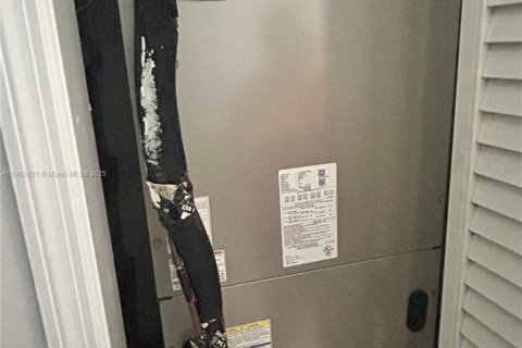 Casa en venta en Hialeah, Florida, 3 dormitorios, 121.14 m2 № 1954624 - foto 15