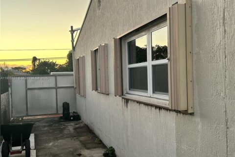 Casa en venta en Hialeah, Florida, 3 dormitorios, 121.14 m2 № 1954624 - foto 16