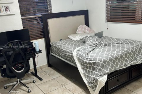 Casa en venta en Hialeah, Florida, 3 dormitorios, 121.14 m2 № 1954624 - foto 9
