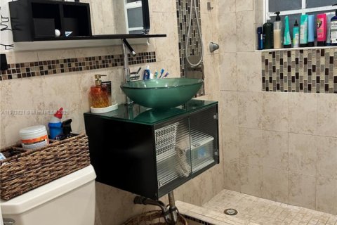 Casa en venta en Hialeah, Florida, 3 dormitorios, 121.14 m2 № 1954624 - foto 10