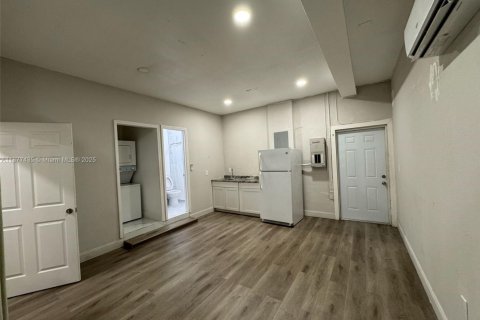 Commercial property in Miami, Florida 1 bedroom № 1923107 - photo 12