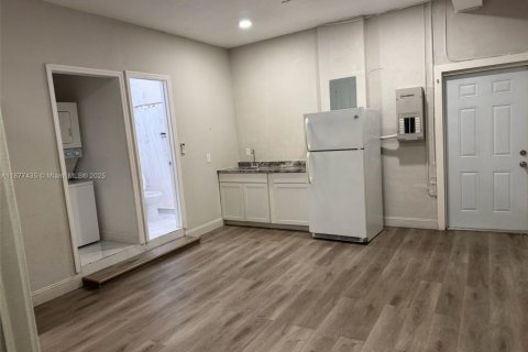 Commercial property in Miami, Florida 1 bedroom № 1923107 - photo 11