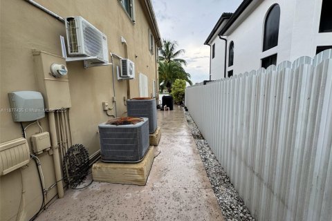 Commercial property in Miami, Florida 1 bedroom № 1923107 - photo 14