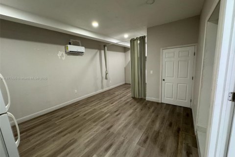 Commercial property in Miami, Florida 1 bedroom № 1923107 - photo 10